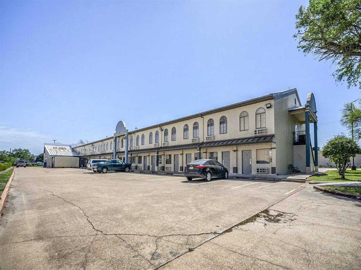 Days Inn & Suites By Wyndham Webster Nasa-Clearlake-Houston Exterior foto