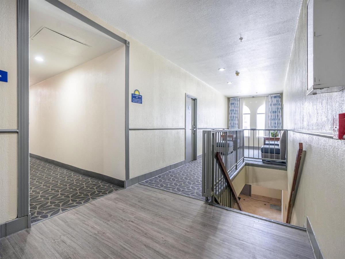 Days Inn & Suites By Wyndham Webster Nasa-Clearlake-Houston Exterior foto