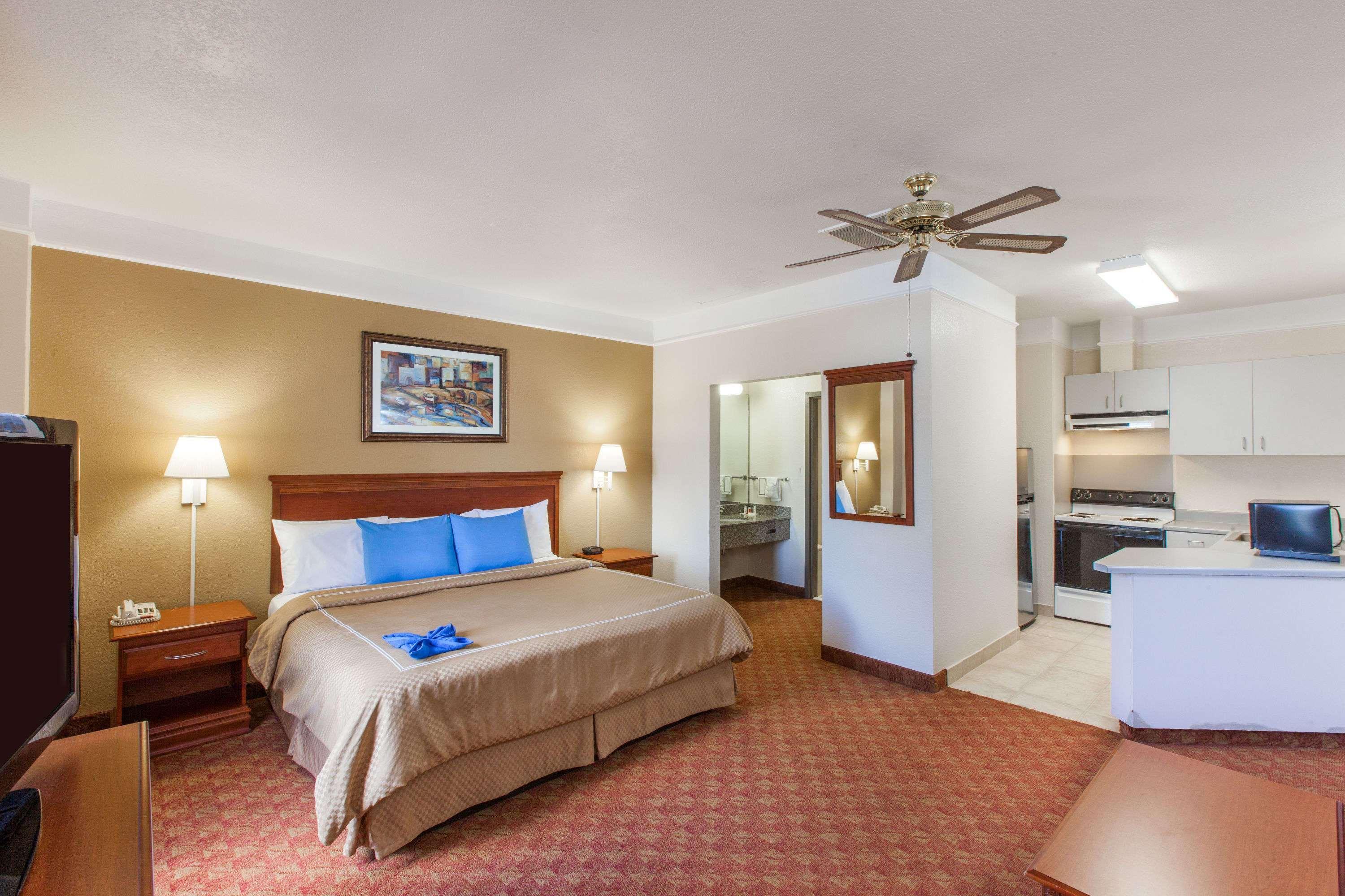 Days Inn & Suites By Wyndham Webster Nasa-Clearlake-Houston Exterior foto