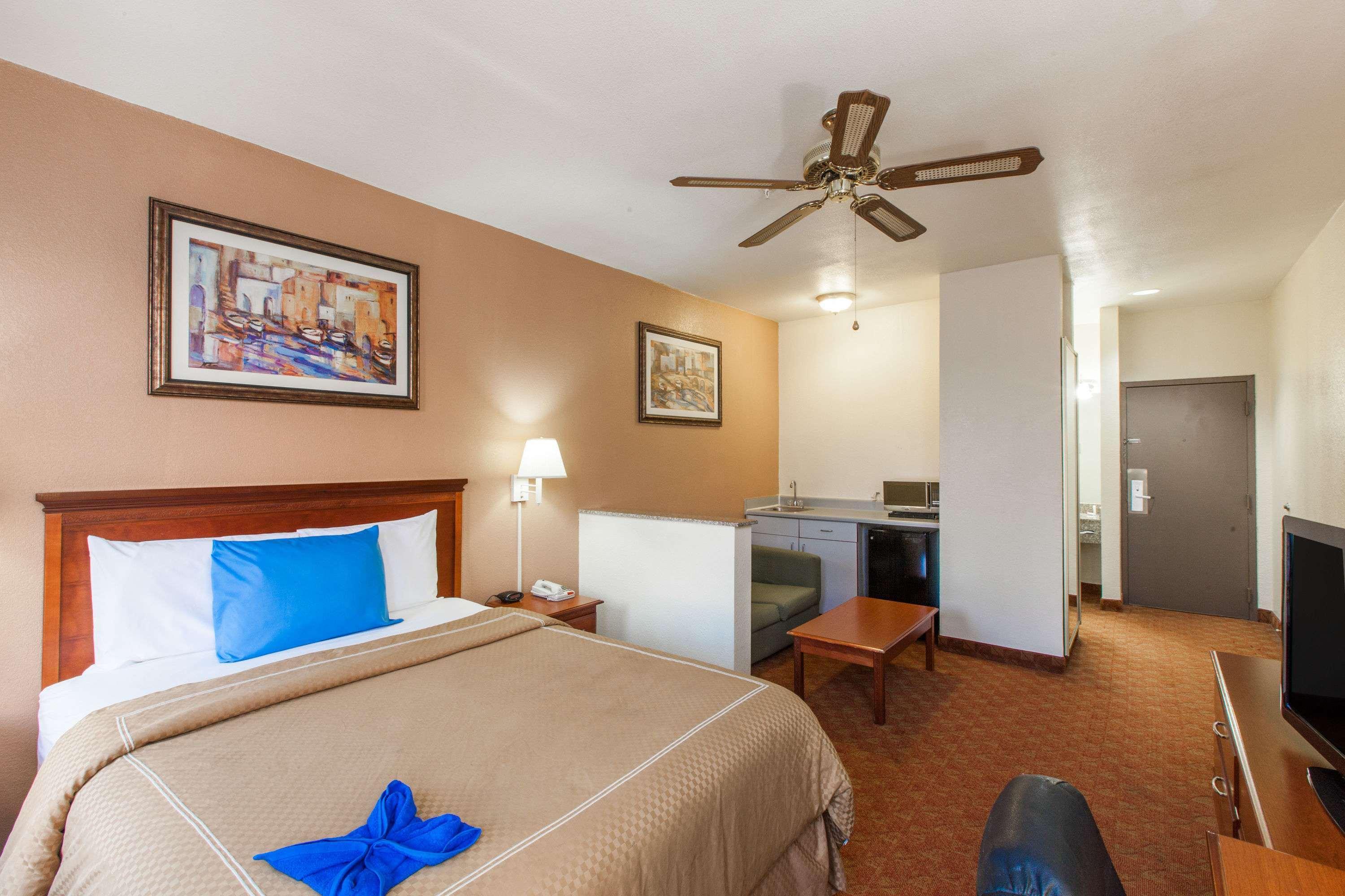 Days Inn & Suites By Wyndham Webster Nasa-Clearlake-Houston Exterior foto